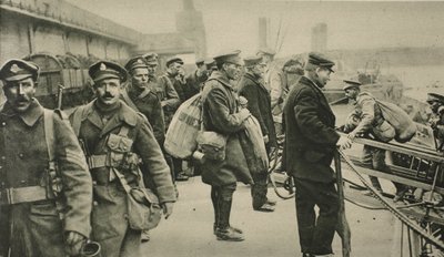 Artilleristen van de R.F.A. landen in Dover na vier en een half jaar oorlogsdienst in het buitenland, 1919 door English Photographer